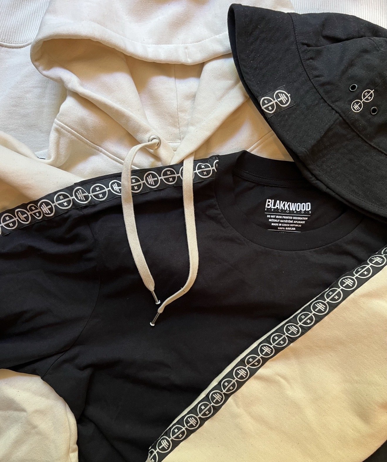 Collection with logo tape, hoodie and bucket hat