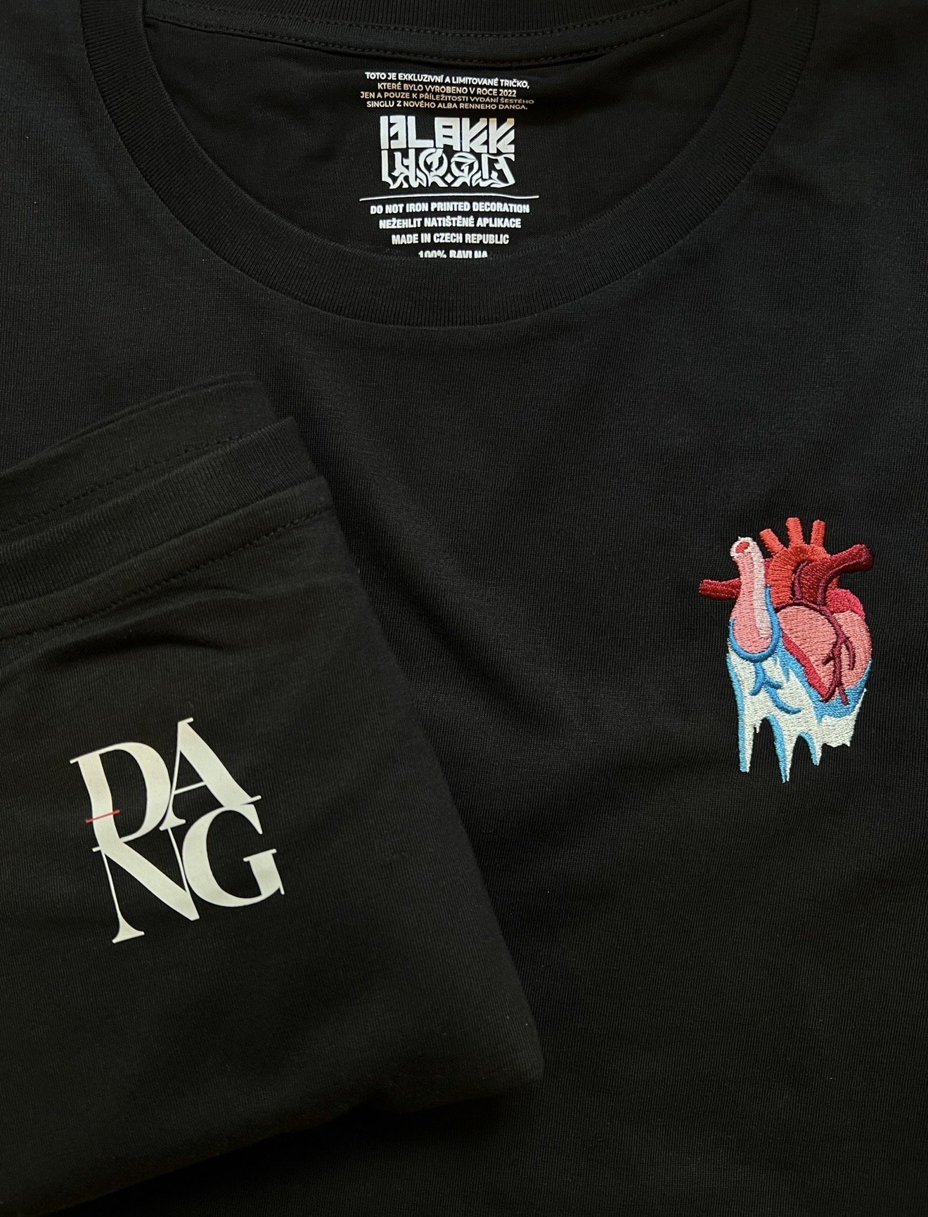 Tee with an embroidered heart and a sleeve print