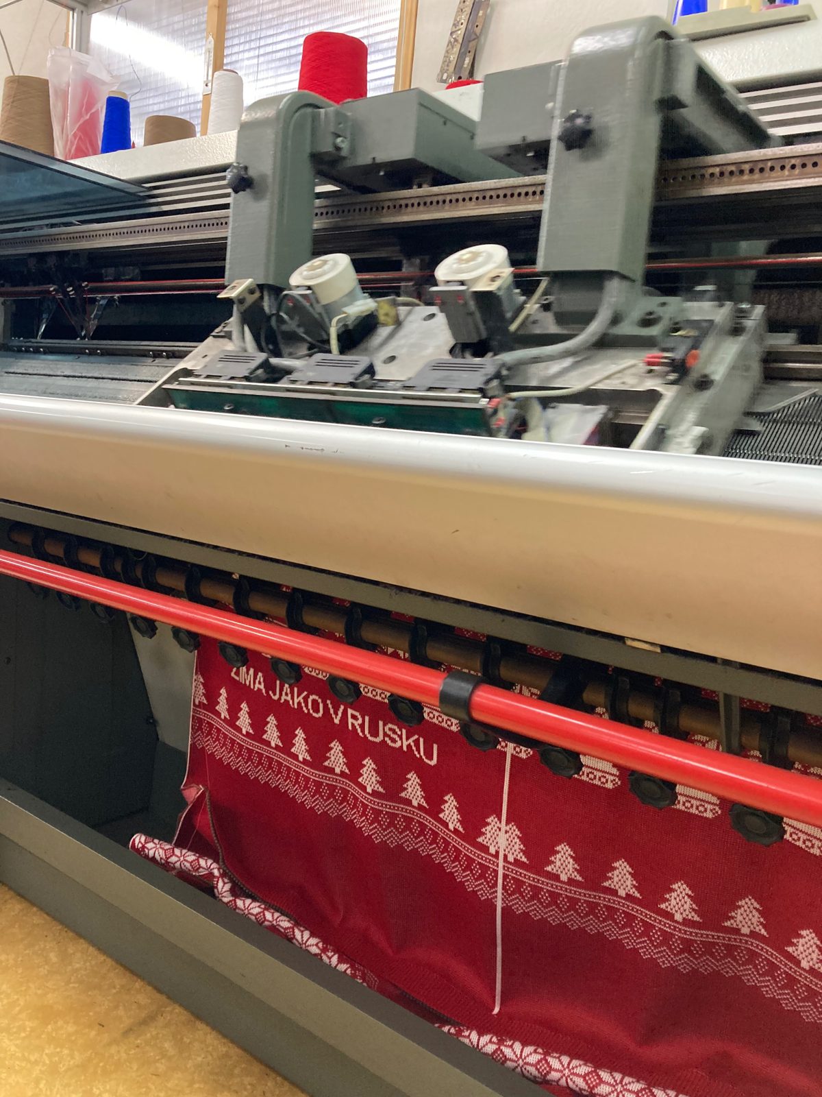 Knitting the pattern on the knitting machine